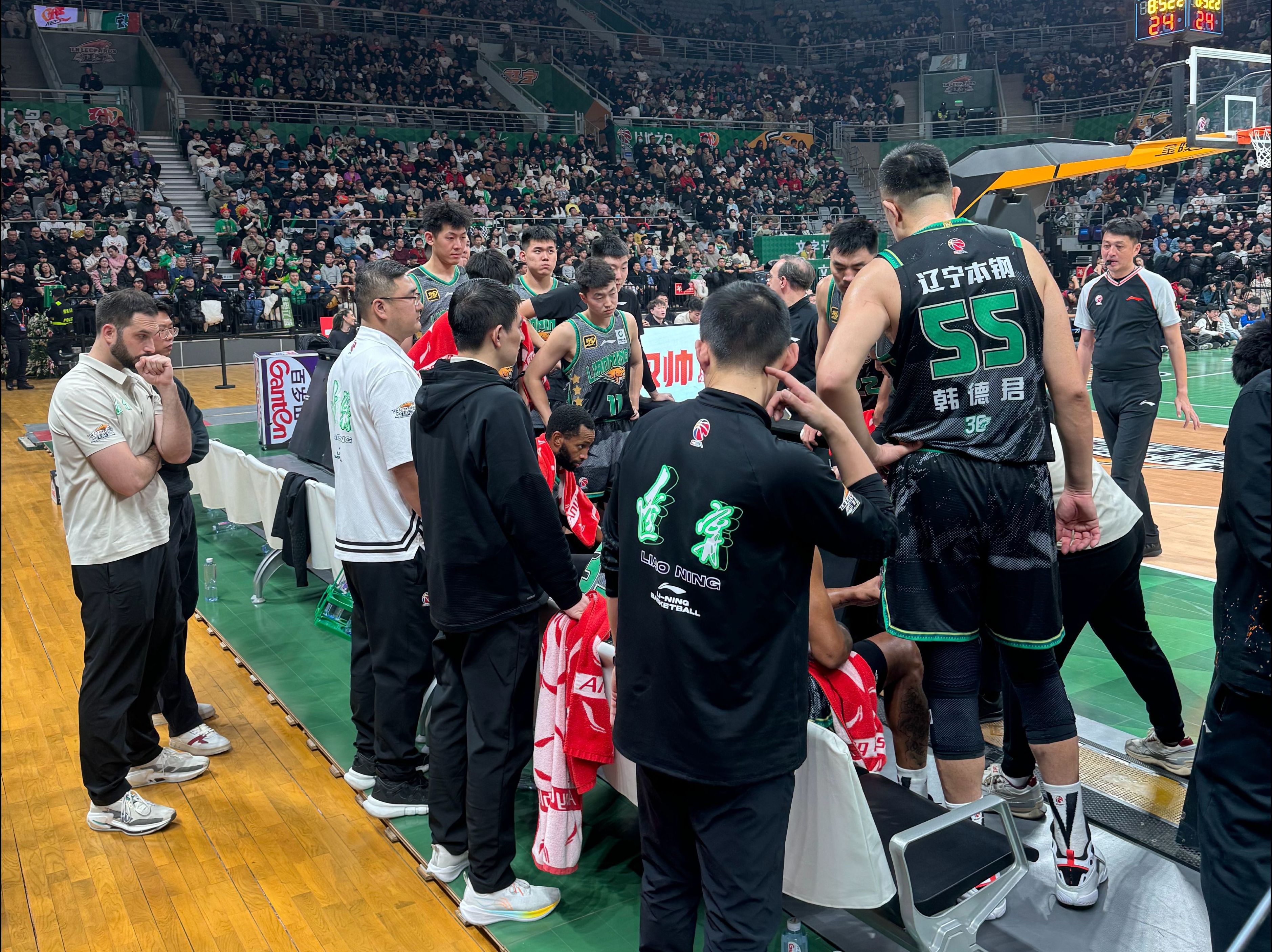 包含精彩对抗赛掀起热潮，观众热情高涨的词条