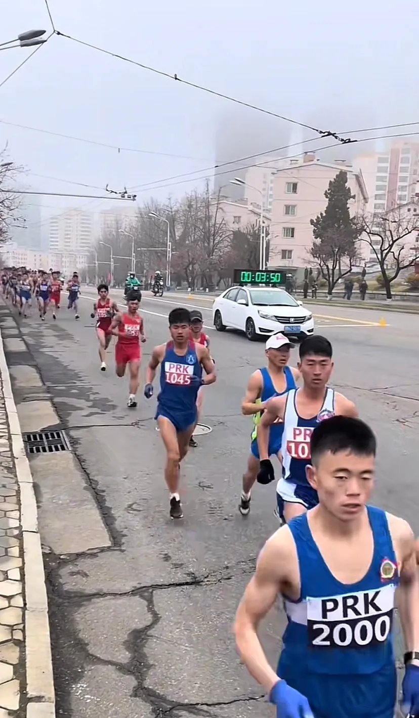 开云下载-紧张激烈的比赛中，一位运动员展现出色实力