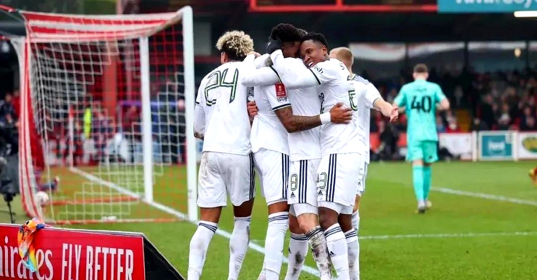 关于利兹联在主场击败对手晋级下一轮的信息