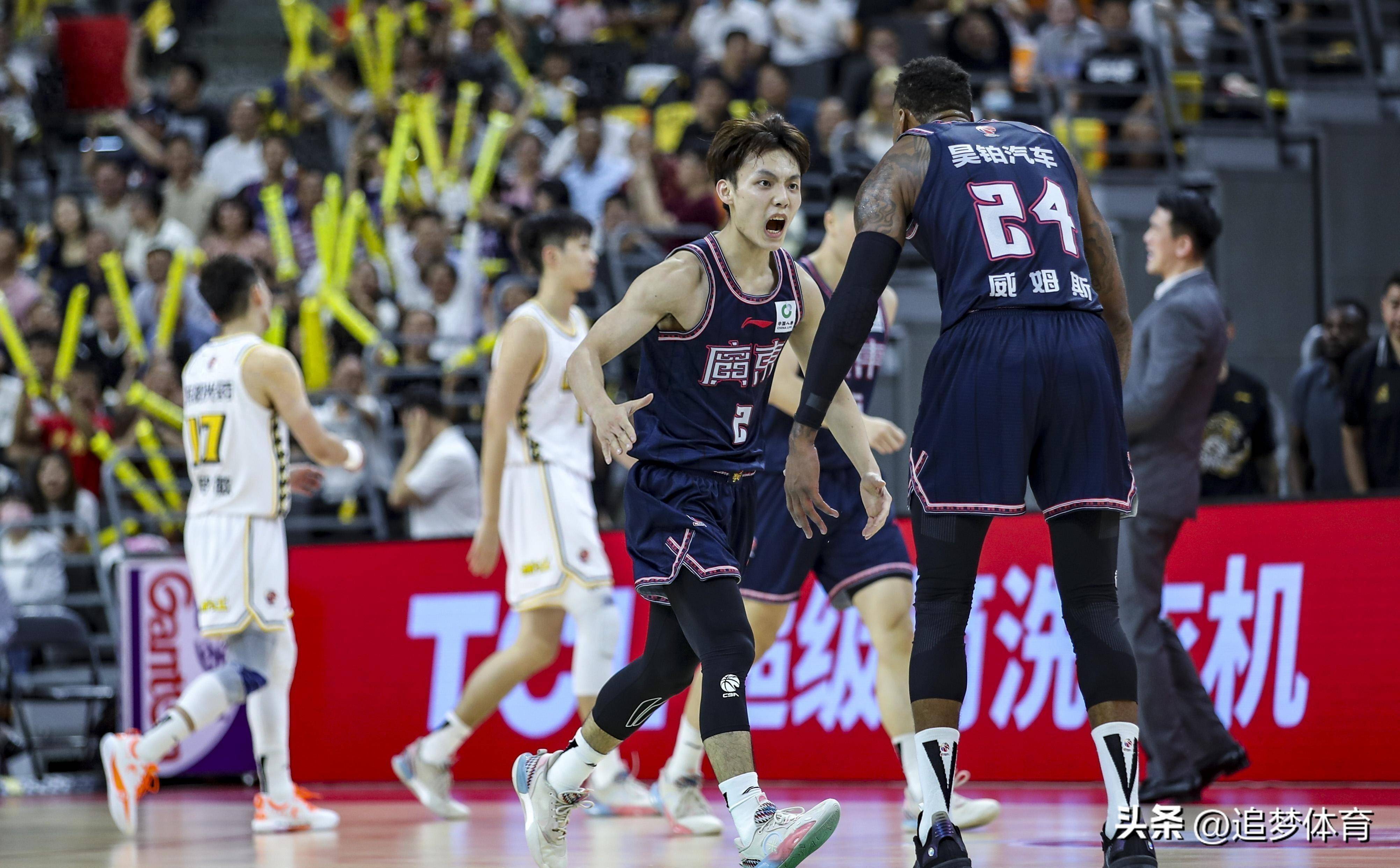 关于客场作战取得连胜球队士气高昂的信息