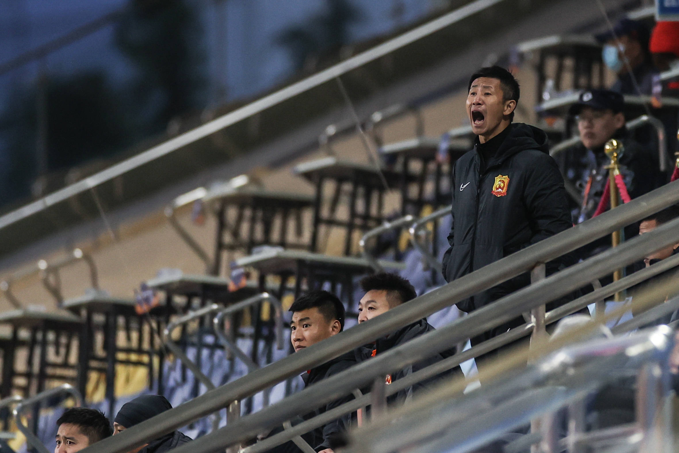 包含武汉卓尔客场不敌辽宁队，士气低迷的词条