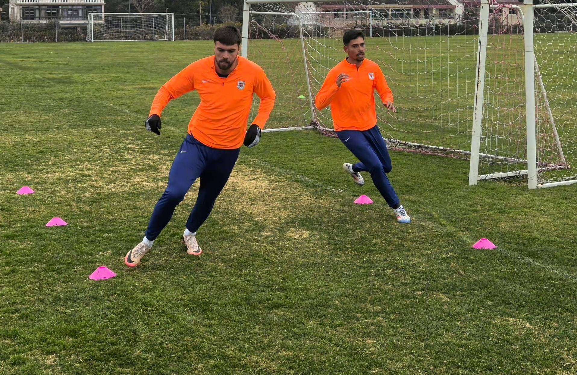 队内氛围紧张，国际球队备战备受考验的简单介绍