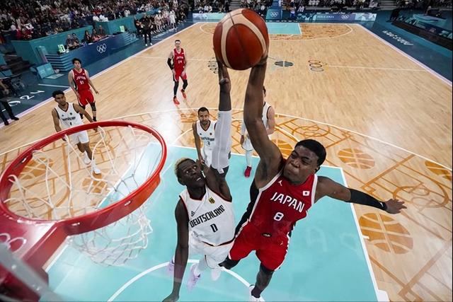 关于球场上的比拼让人目不暇接，精彩纷呈的信息