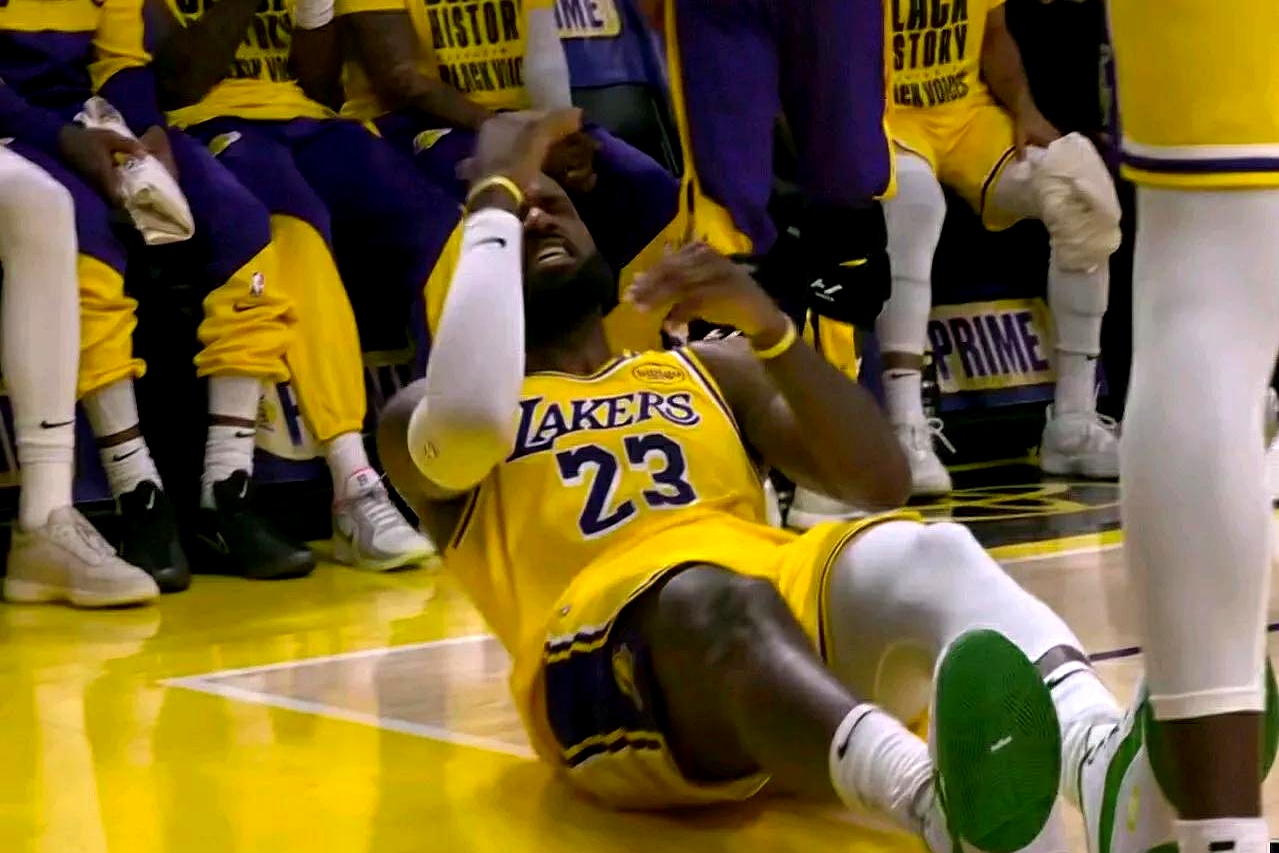 湖人遭厄运连败,詹皇表现无奈 湖人遭厄运连败,詹皇表现无奈