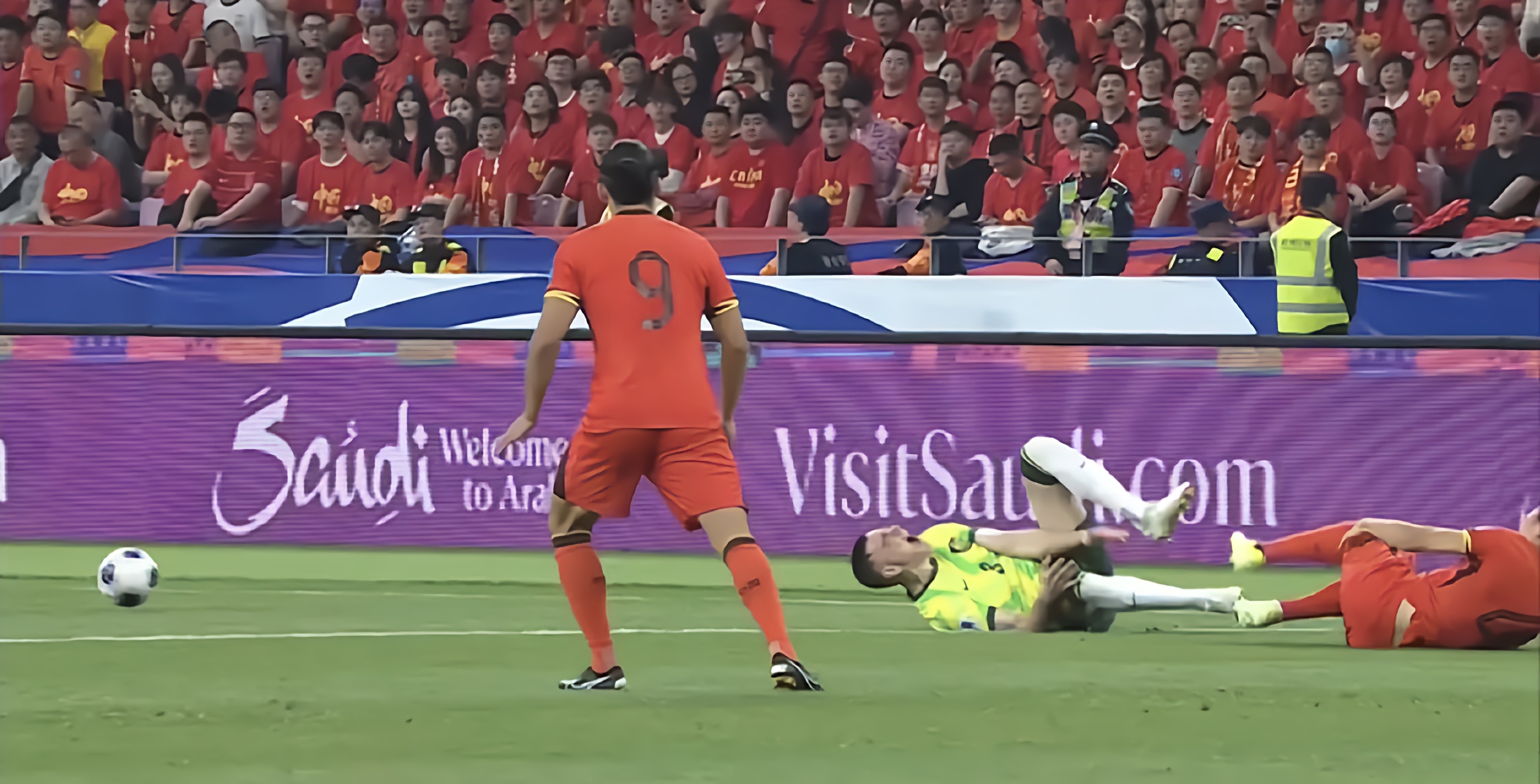 开云官网-门将扑出点球成为关键，足球比赛决胜时刻出现