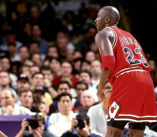 包含篮球明星乔丹与科比合作出版新书的词条