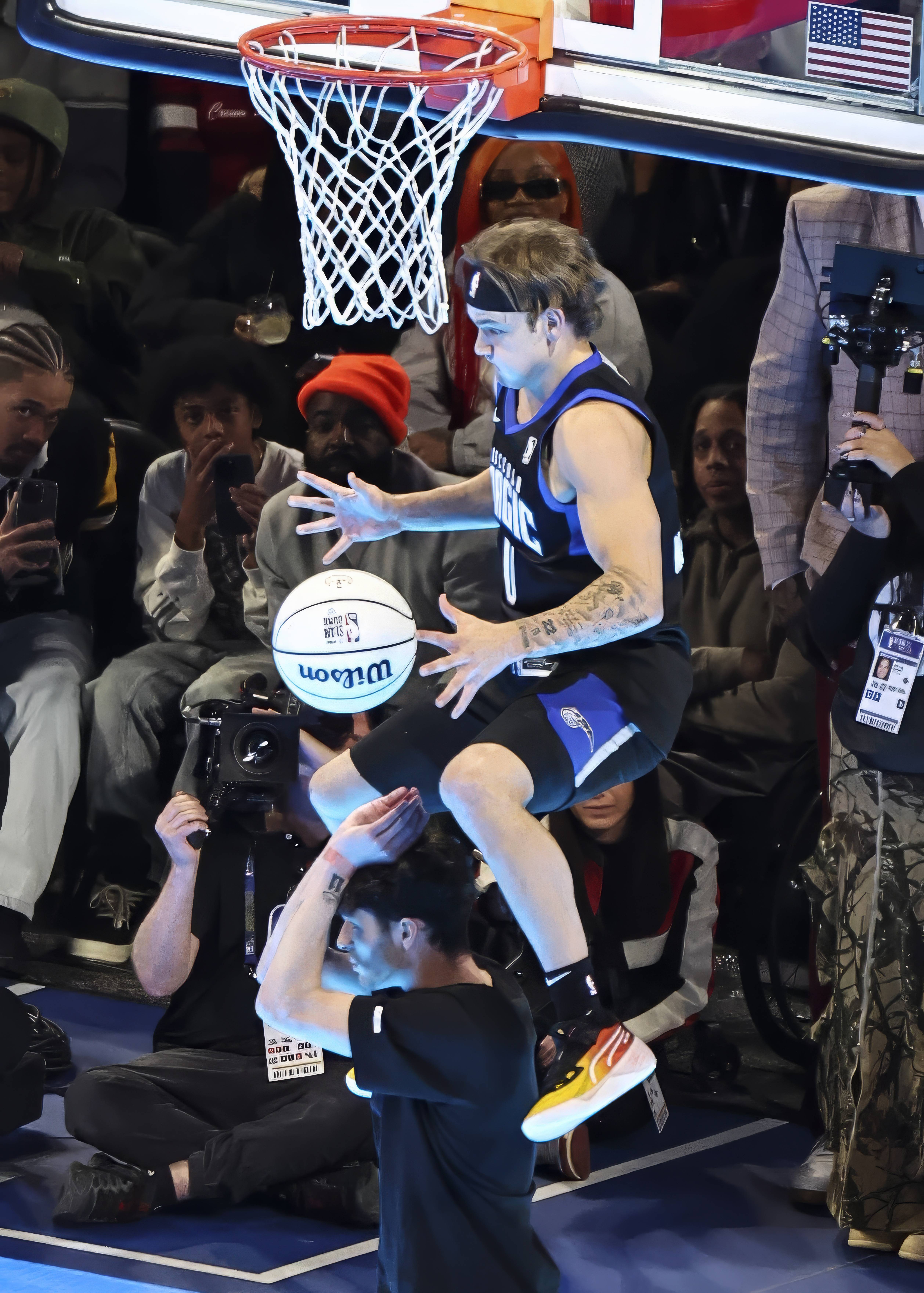 篮球运动员在国际舞台上展现实力 篮球运动员在国际舞台上展现实力