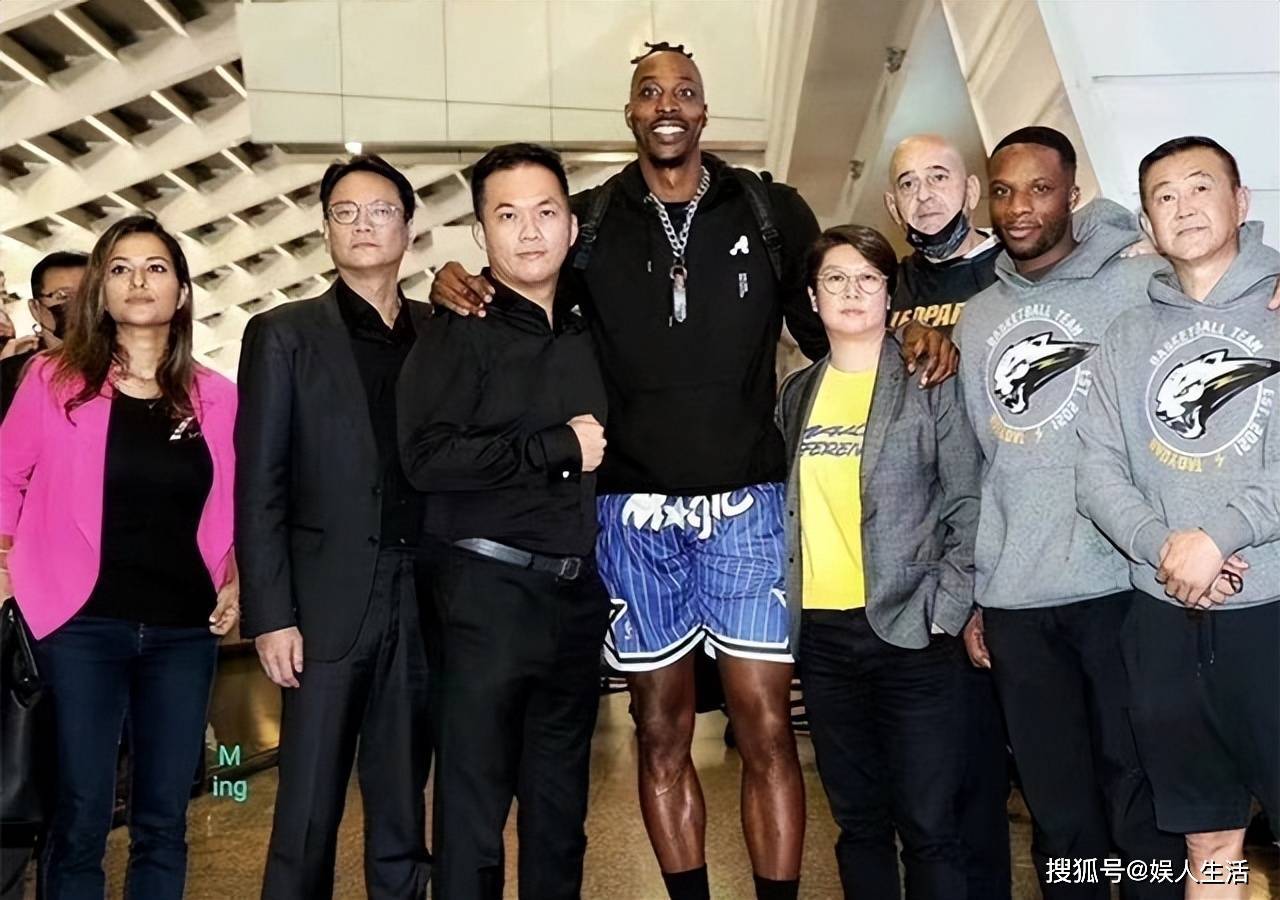 球队经理为球员新公寓揭幕庆功的简单介绍