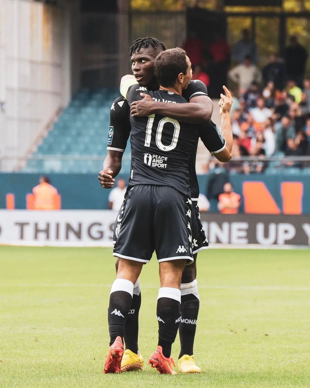 摩纳哥客场击败南特,全取三分 摩纳哥客场击败南特,全取三分