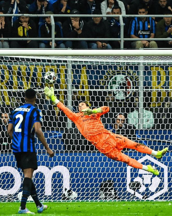 包含巴塞罗那鏖战晋级，淘汰赛希望再升温的词条