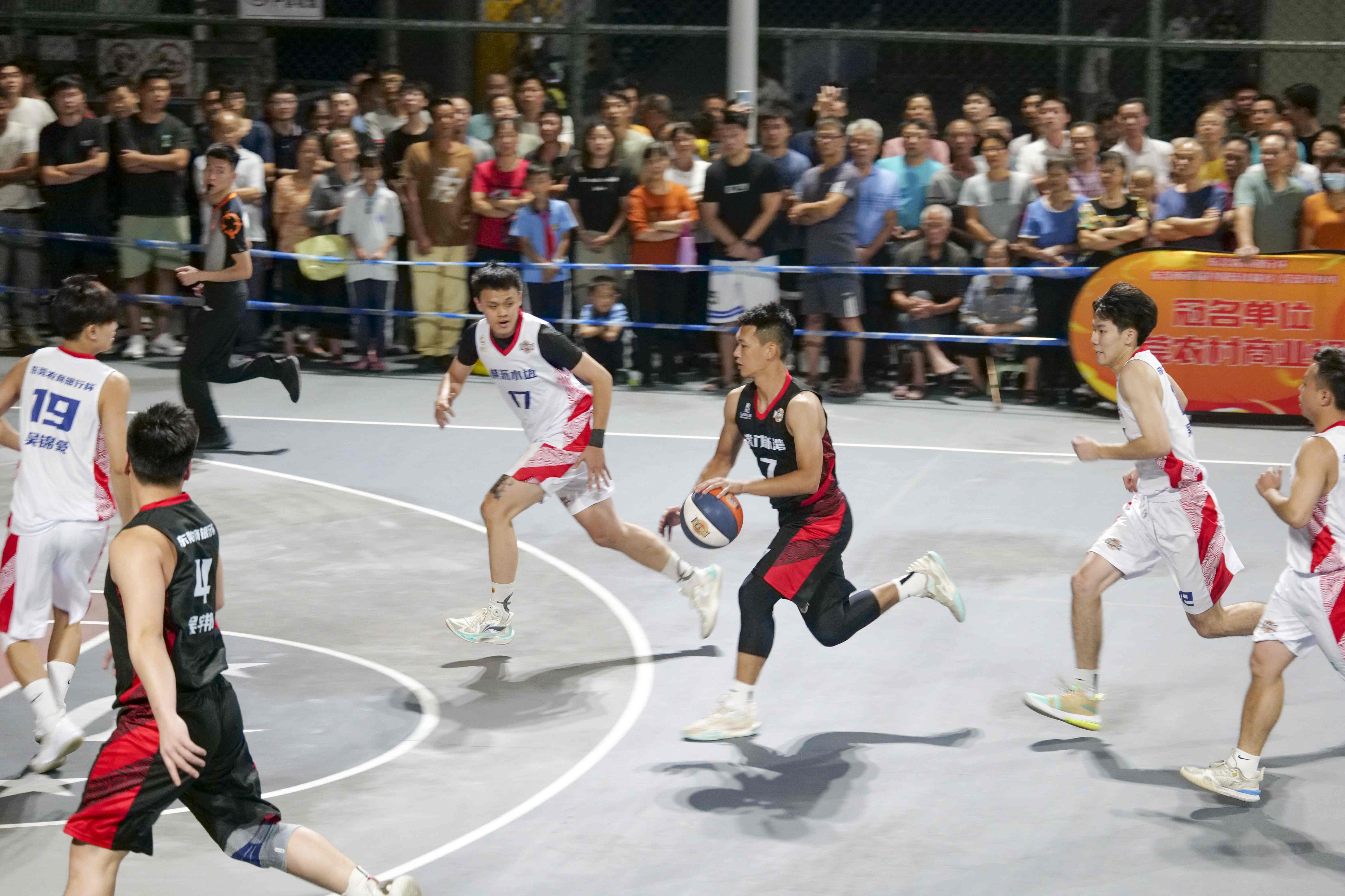 开云平台-篮球联赛战火再燃团队合作展现实力的简单介绍