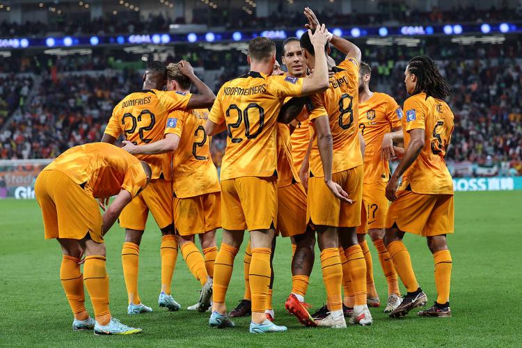 荷兰足球队面对尼日利亚队时不畏强手