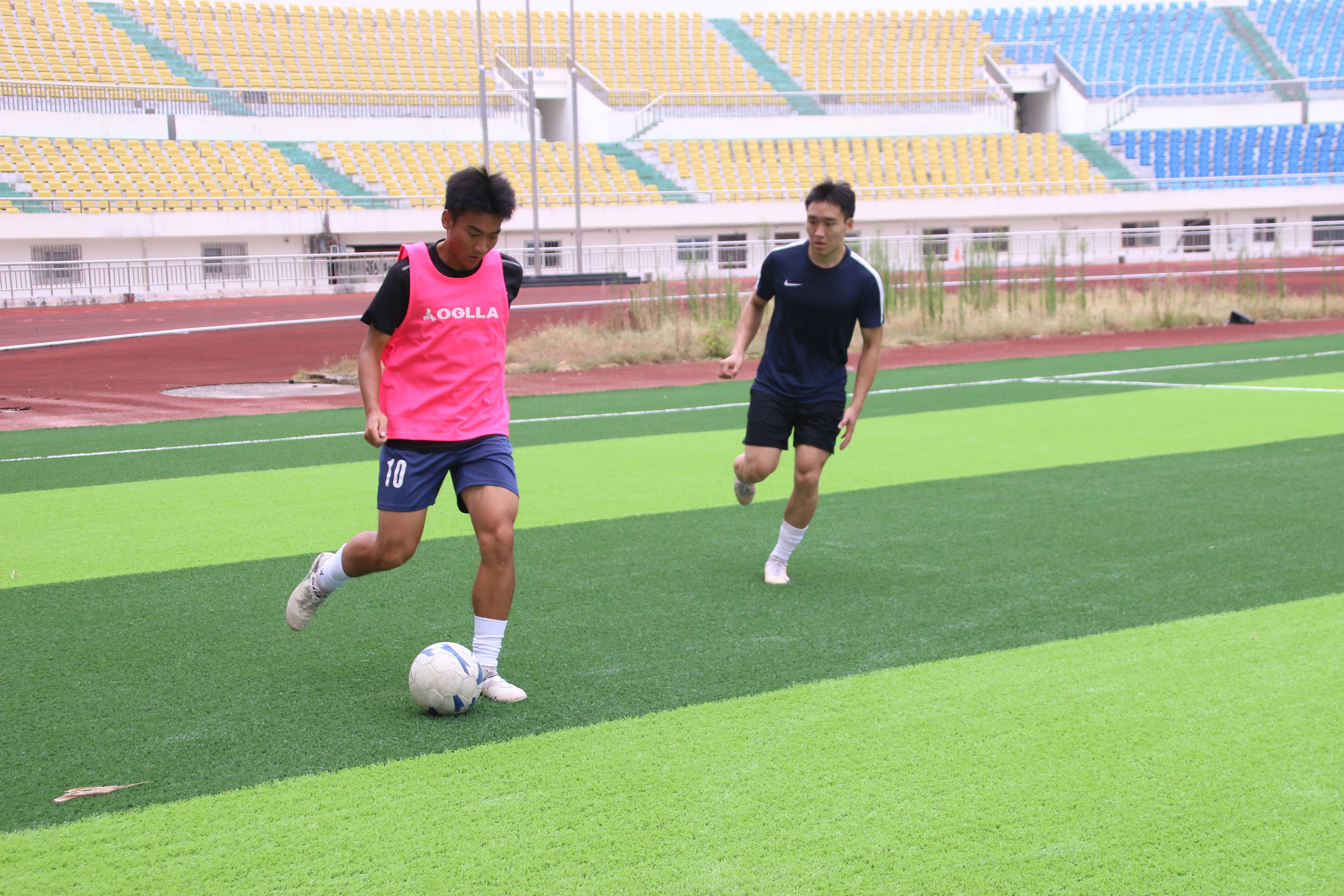 拼尽全力！球员全力冲刺，积极备战联赛