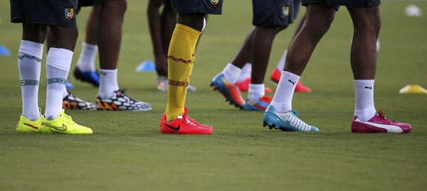 美洲足球热潮席卷,球员赛场碰撞 美洲足球热潮席卷,球员赛场碰撞