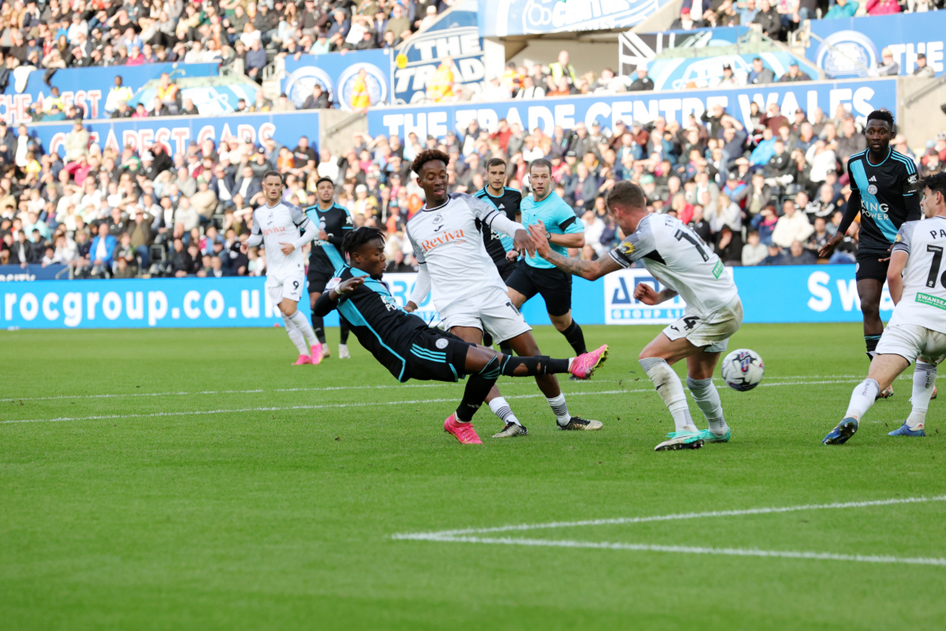 开云体育中国-莱切斯特城惊险获胜，继续向积分榜前列挺进