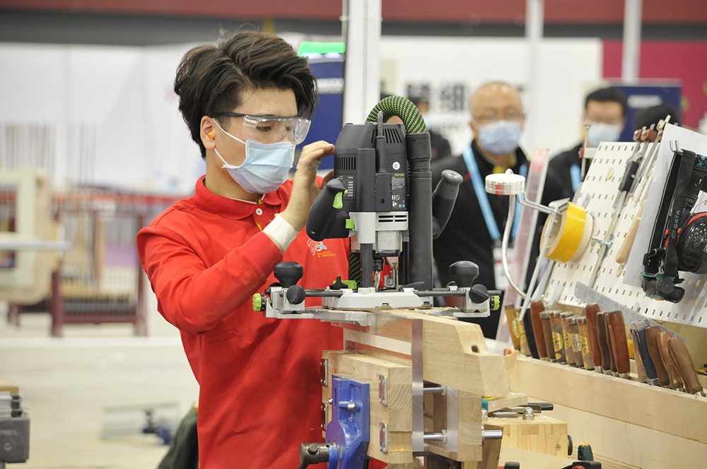 包含昆虫采集比赛选手快速捕捉目标，展现操作技能的词条